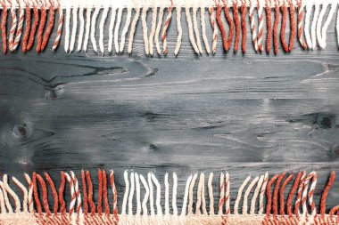 Ahşap arka plan üzerinde sıcak battaniye