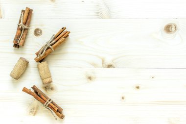 Tarçın ve ahşap arka plan üzerinde şarap cork