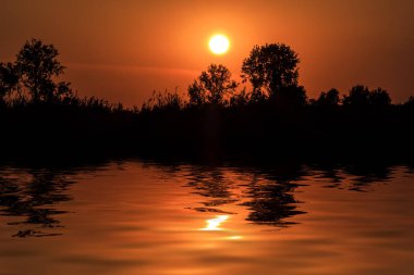 Günbatımı nehrinde - manzara serisi