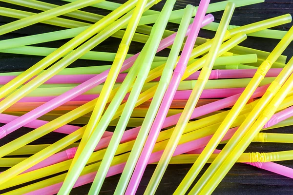 Kleurrijk rietjes drinken op een houten achtergrond — Stockfoto