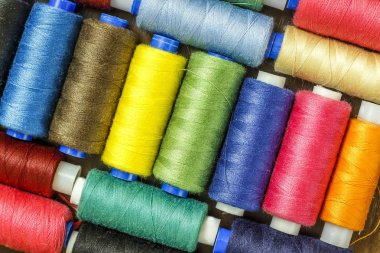 Bobin ile eski ahşap masa arka plan, dikiş arka plan üzerinde renkli iplik