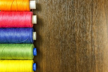 Bobin ile eski ahşap masa arka plan, dikiş arka plan üzerinde renkli iplik