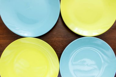 Ahşap arka plan boş mavi ve yeşil plaka