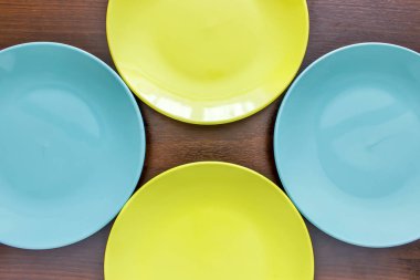 Ahşap arka plan boş mavi ve yeşil plaka