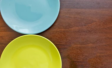 Ahşap arka plan boş mavi ve yeşil plaka