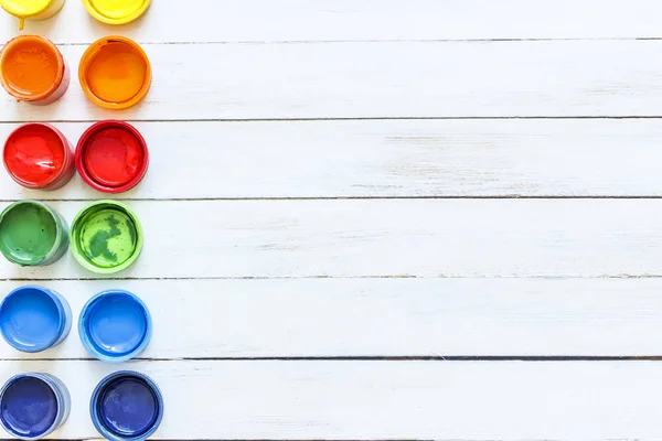 Pinturas y pinceles sobre fondo blanco de madera —  Fotos de Stock