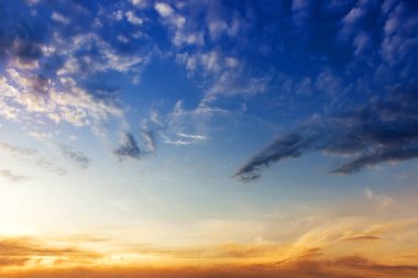 Güneş ışınlarıyla gün batımı, bulutlarla gökyüzü ve güneş.