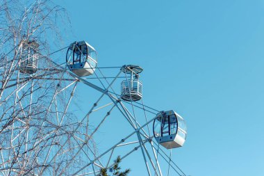 Dönme dolap Mavi Gökyüzünde