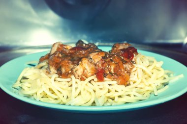 Mikrodalga fırında domates et soslu spagetti