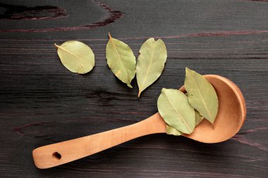 Bir tabloda bir defne yaprakları ile tahta kaşıklar. Yukarıdan görüntülemek