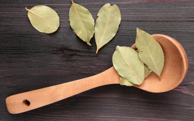 Bir tabloda bir defne yaprakları ile tahta kaşıklar. Yukarıdan görüntülemek