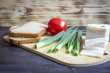 Domuz yağı, Salo, yeşil soğan, ekmek, ahşap arka plan üzerinde kırmızı domates.
