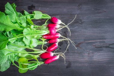 Ahşap arka plan üzerinde genç turp