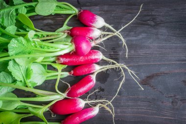 Ahşap arka plan üzerinde genç turp