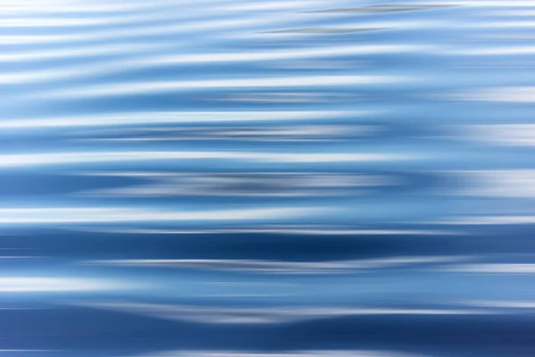 Fundo de água azul com ondulações Mar visão de ângulo baixo, rio, onda. Feche o fundo da natureza. Foco suave com foco seletivo — Fotografia de Stock