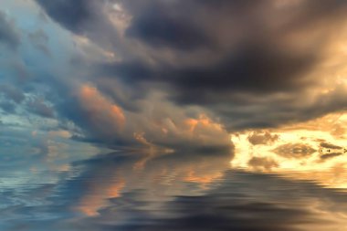 Gün batımında bulutlu renkli dramatik gökyüzü