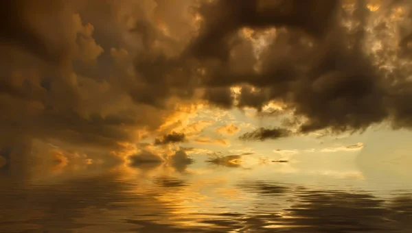 Céu dramático colorido com nuvem ao pôr do sol — Fotografia de Stock