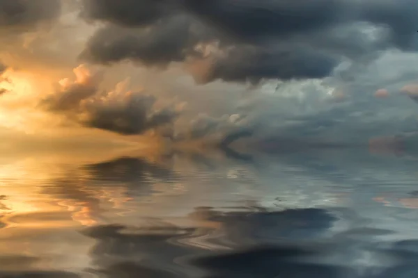 Színes, drámai égbolt felhővel napnyugtakor — Stock Fotó