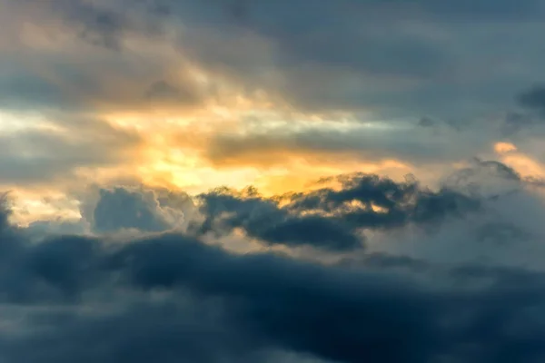 Langit berwarna dramatis dengan awan saat matahari terbenam — Stok Foto