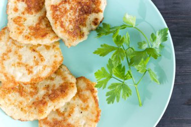 Draniki mavi tabakta. Geleneksel Rus Mutfağı.