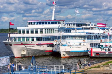 Sudaki yansıması ile şehir Nijniy Novgorod iskelede yolcu motorlu gemiler