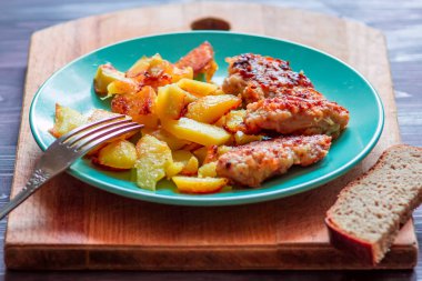 Ev yapımı tavuk nuggets mavi bir tabak kızarmış patates ile