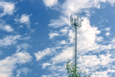 Mavi gökyüzü karşı hücresel anten