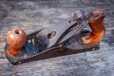 Ahşap arka planda eski marangoz, marangoz aracı