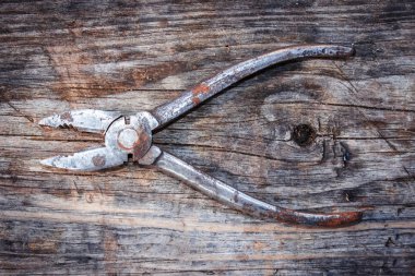 Ahşap bir arka planda eski kerpeten.