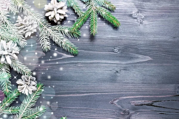 Koniler ve kar bir ahşap arka plan, seçici odak ve metin için yer ile Noel köknar ağacı. Tonda