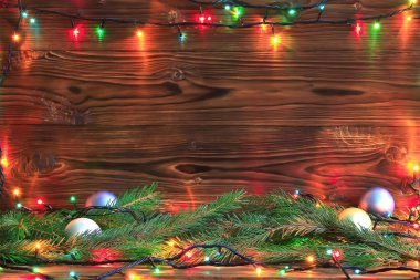 Yeşil çam dalları koyu ahşap arka plan üzerinde yaşayan. Işıkları ile yeni yıl arka plan. Üstten Görünüm.