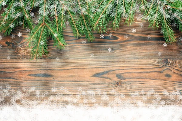 Ramos de abeto de Natal em um fundo de madeira escuro. Ano Novo fundo, feriado, natal, ramos verdes vista superior com espaço de cópia . — Fotografia de Stock