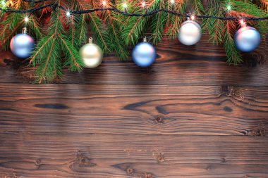 Noel arka plan. Ahşap masa süslemeleri ile köknar ağacı dalı. Metin için düz yatıyordu, yer.