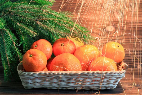 Mandarinen mit Fichtenzweigen auf einem hölzernen Hintergrund. Symbol des neuen Jahres in Russland. — Stockfoto