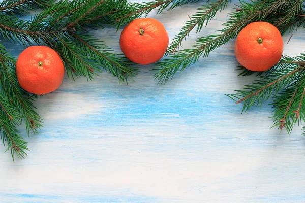 Tangerines aux branches d'épinette sur fond de bois. Symbole du Nouvel An en Russie . — Photo
