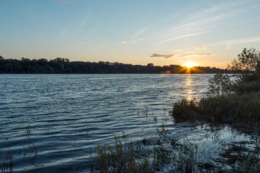 Yaz güzel gün batımı Nehri üzerinde