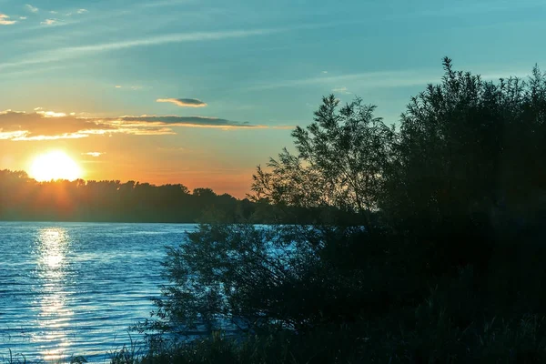 Yaz güzel gün batımı Nehri üzerinde