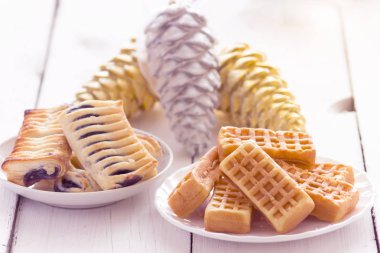 Ev yapımı kurabiye ve beyaz bir arka plan üzerinde Noel oyuncaklar. Noel, tatil, kavram yemek. Beyaz ahşap masa. Üstten Görünüm.