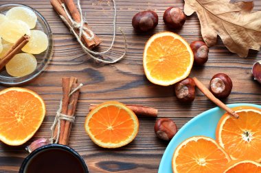 Tarçın ve ahşap arka plan üzerinde çay ile portakal dilimleri. Üstten Görünüm.