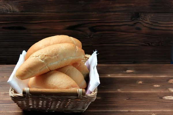 Pão fresco na mesa de madeira. Vista superior com espaço para o seu texto — Fotografia de Stock