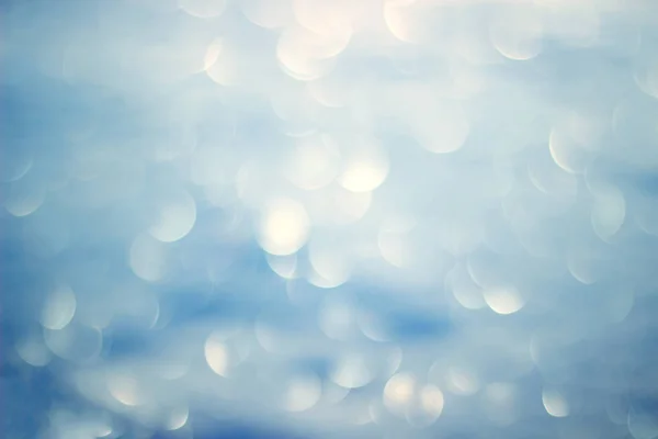 Defokussierte abstrakte Blaulichter Hintergrund. Bokeh-Lichter. Konzept. — Stockfoto