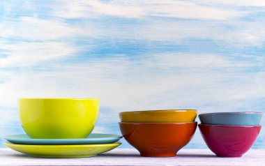 Boş renkli levha ve kopya alanı ile ahşap masa arka plan üzerinde gereçler