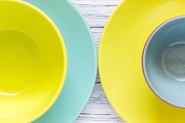 Пустая цветовая пластина и посуда на фоне деревянного стола, вид сверху с копировальным пространством — стоковое фото