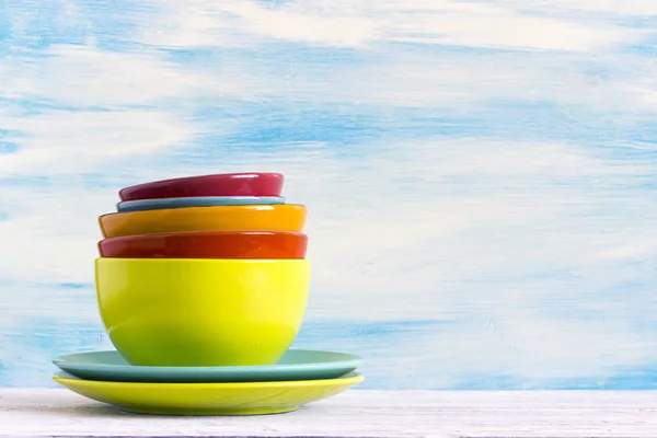 Пустая цветовая пластина и посуда на фоне деревянного стола, с копировальным пространством — стоковое фото