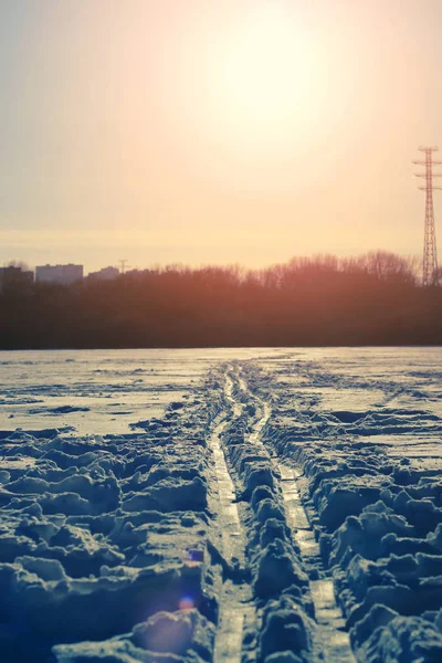 Hausgemachte Loipen im Sonnenuntergang. Machen Sie Ihre eigene Spur. Spuren von Skier und Stangen. — Stockfoto