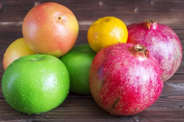 Ahşap arka plan üzerinde farklı taze narenciye meyve. Karanlık antika arka plan üzerinde çeşitli narenciye.