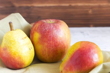 Ahşap zemin üzerinde taze armutlar