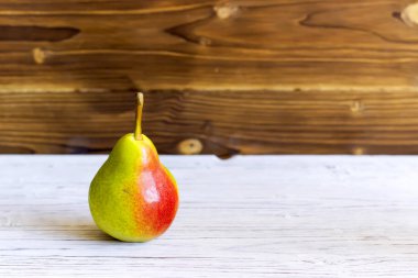 Ahşap zemin üzerinde taze armutlar