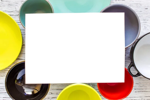 Разноцветные пластины с пространством для фотографии или текста — стоковое фото
