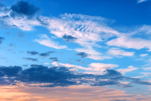Indah matahari terbenam langit dengan awan multicolor — Stok Foto